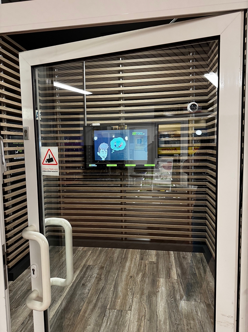 Digitales Wanddisplay im Eingangsbereich