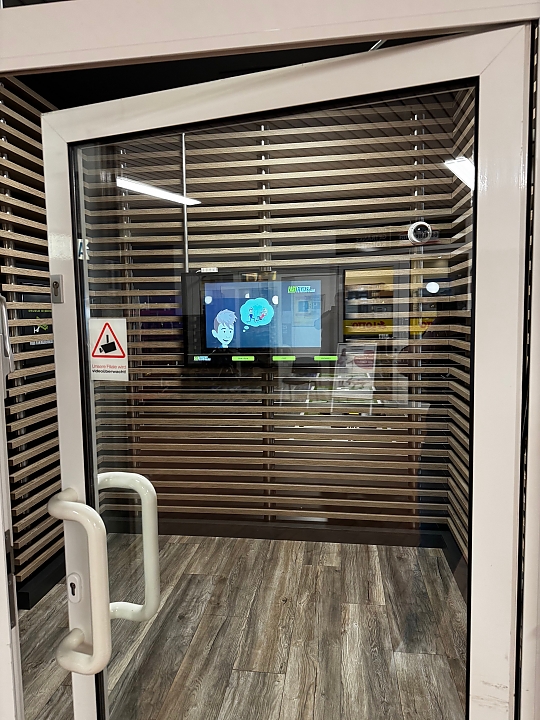 Digitales Wanddisplay im Eingangsbereich