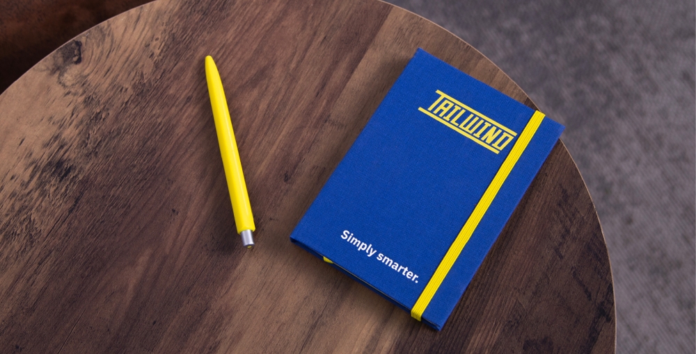 individuelles Notizbuch und Kugelschreiber